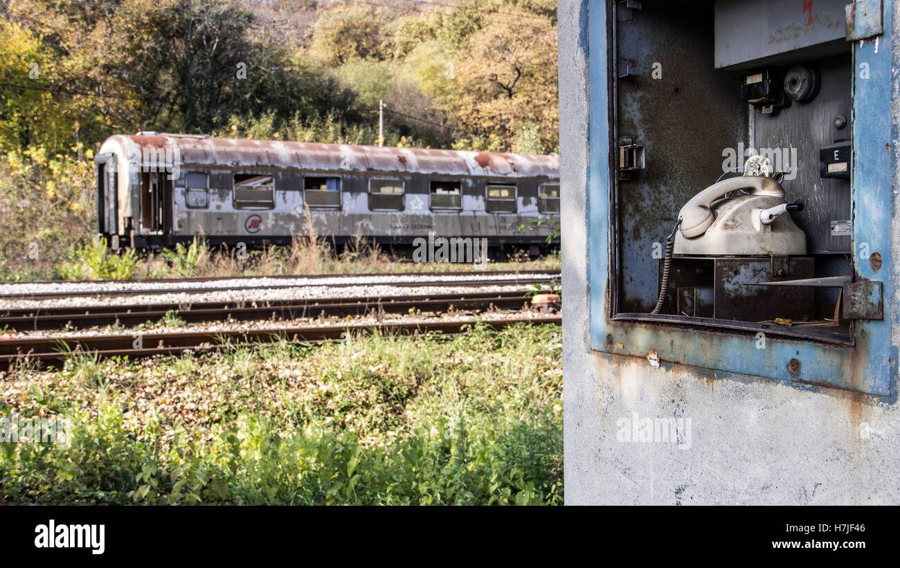 Belgrade, Serbie - l'induction d'un téléphone et un wagon sur la station de chemin de fer abandonnée Banque D'Images