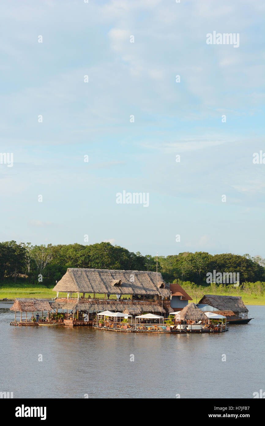 Al Frio y al fuego restaurant flottant. La balsa raft restaurant sur la rivière Itaya propose un service raffiné et excellent Peruvian Banque D'Images