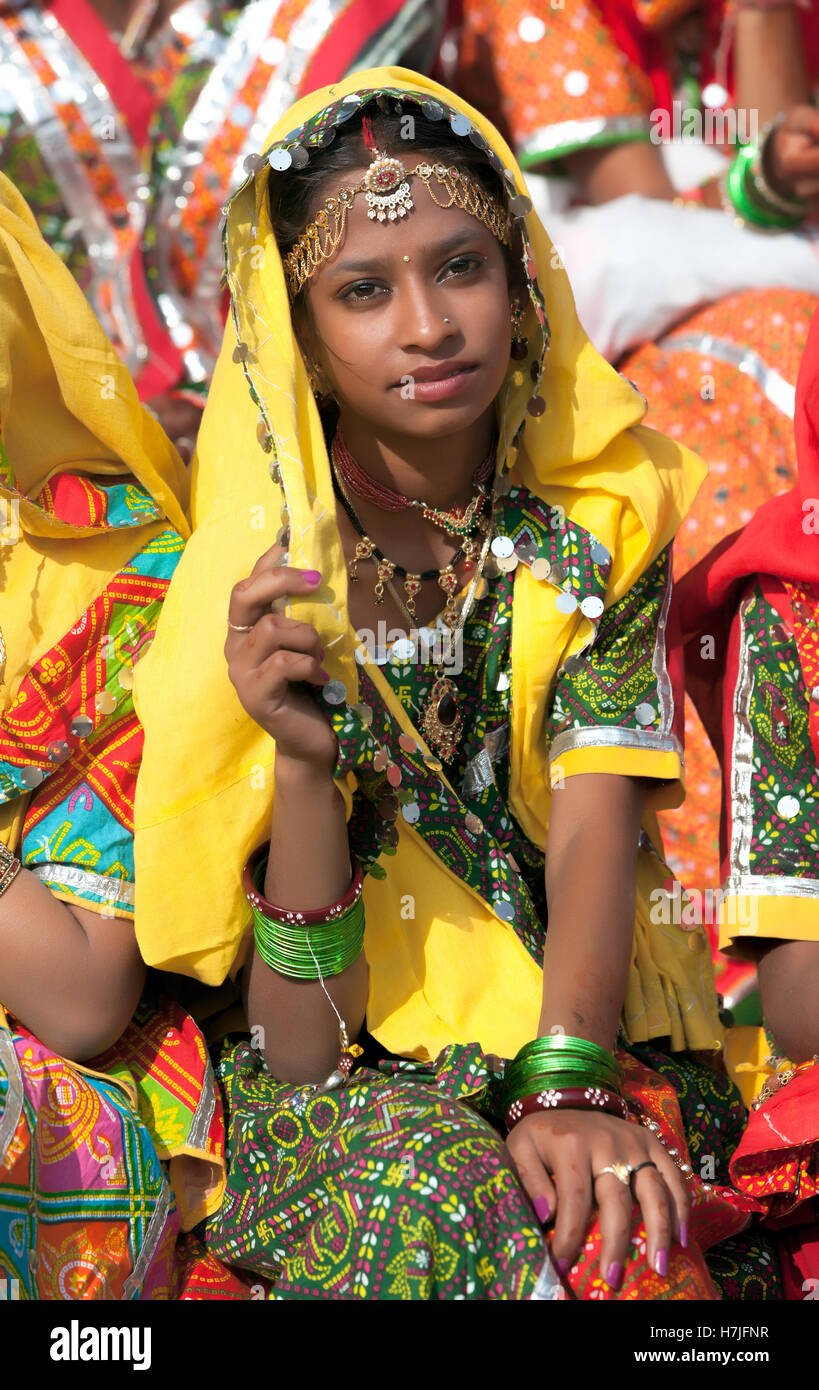 Un in colorful tenue ethnique s'occupe à la foire de Pushkar, Rajasthan, Inde. Banque D'Images