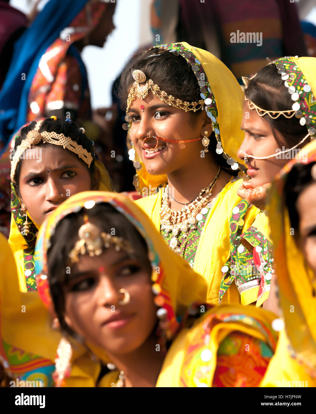 Un in colorful tenue ethnique s'occupe à la foire de Pushkar, Rajasthan, Inde. Banque D'Images