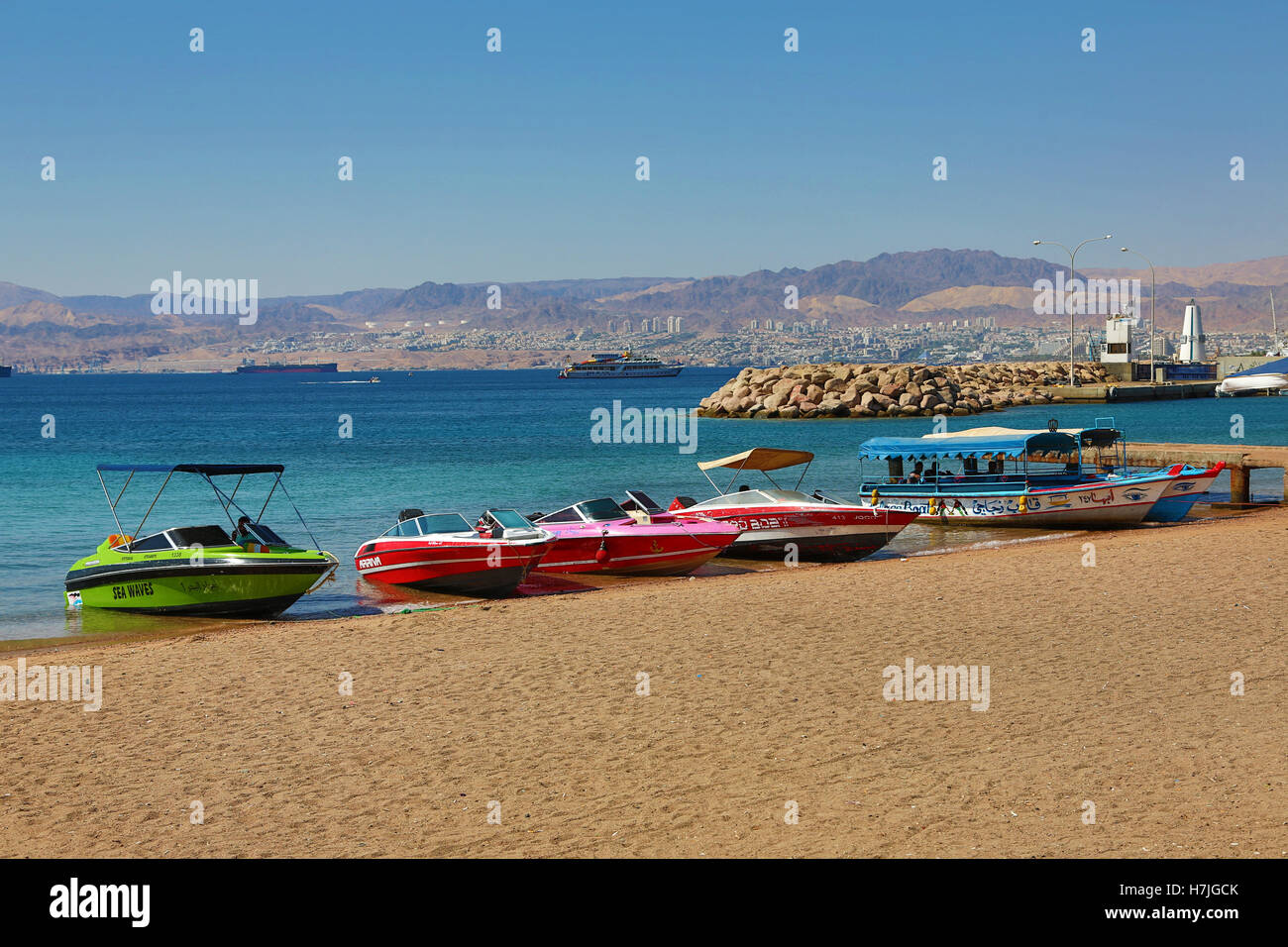 La plage à Aqaba en Jordanie, à Eilat en Israël vers Banque D'Images