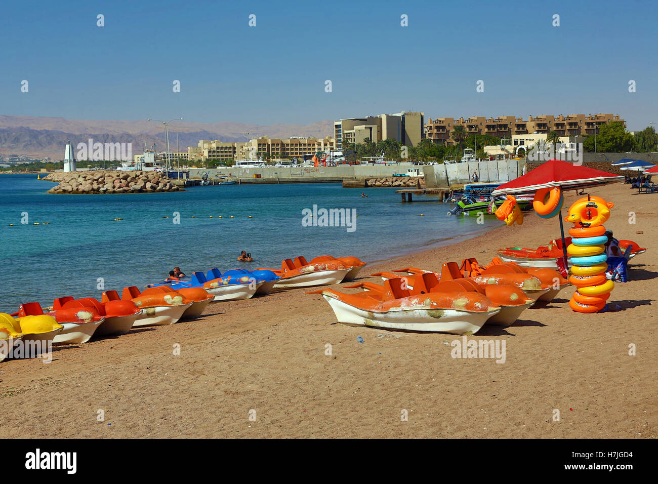 La plage à Aqaba en Jordanie, à Eilat en Israël vers Banque D'Images