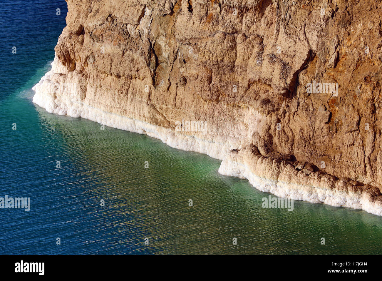 Les dépôts de sel sur la côte rocheuse de la Mer Morte, Jordanie Banque D'Images