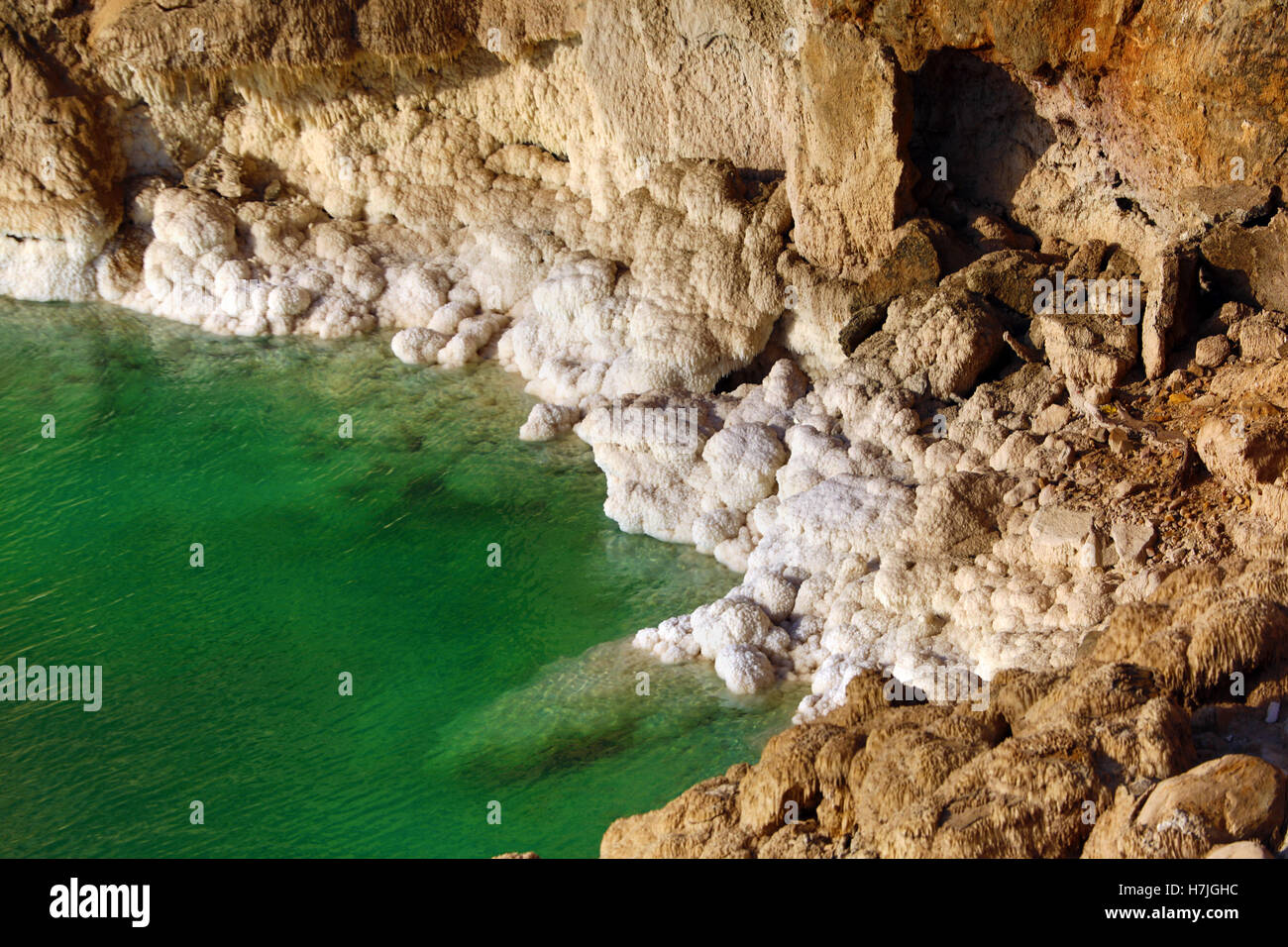 Les dépôts de sel sur la côte rocheuse de la Mer Morte, Jordanie Banque D'Images