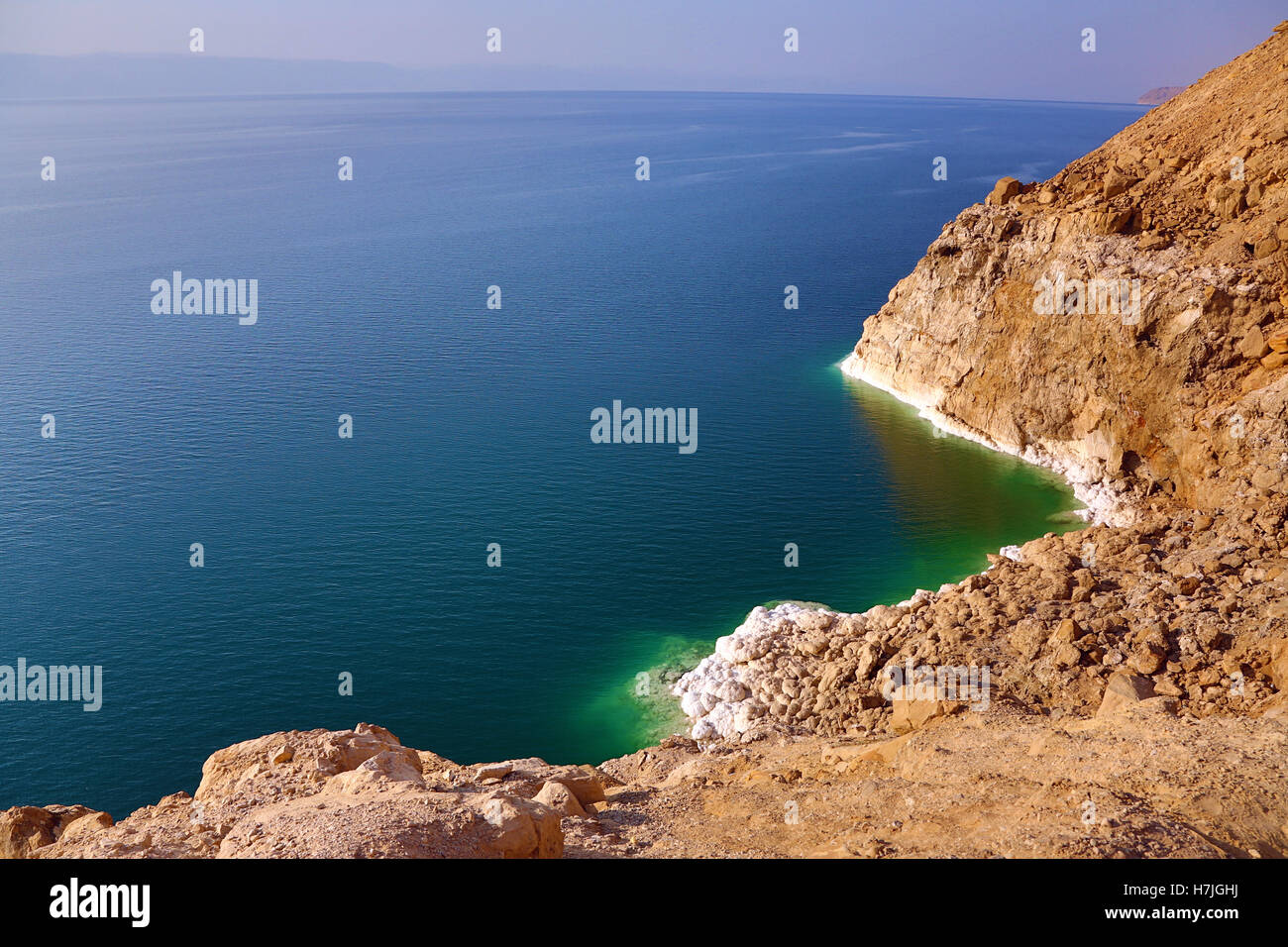 Les dépôts de sel sur la côte rocheuse de la Mer Morte, Jordanie Banque D'Images