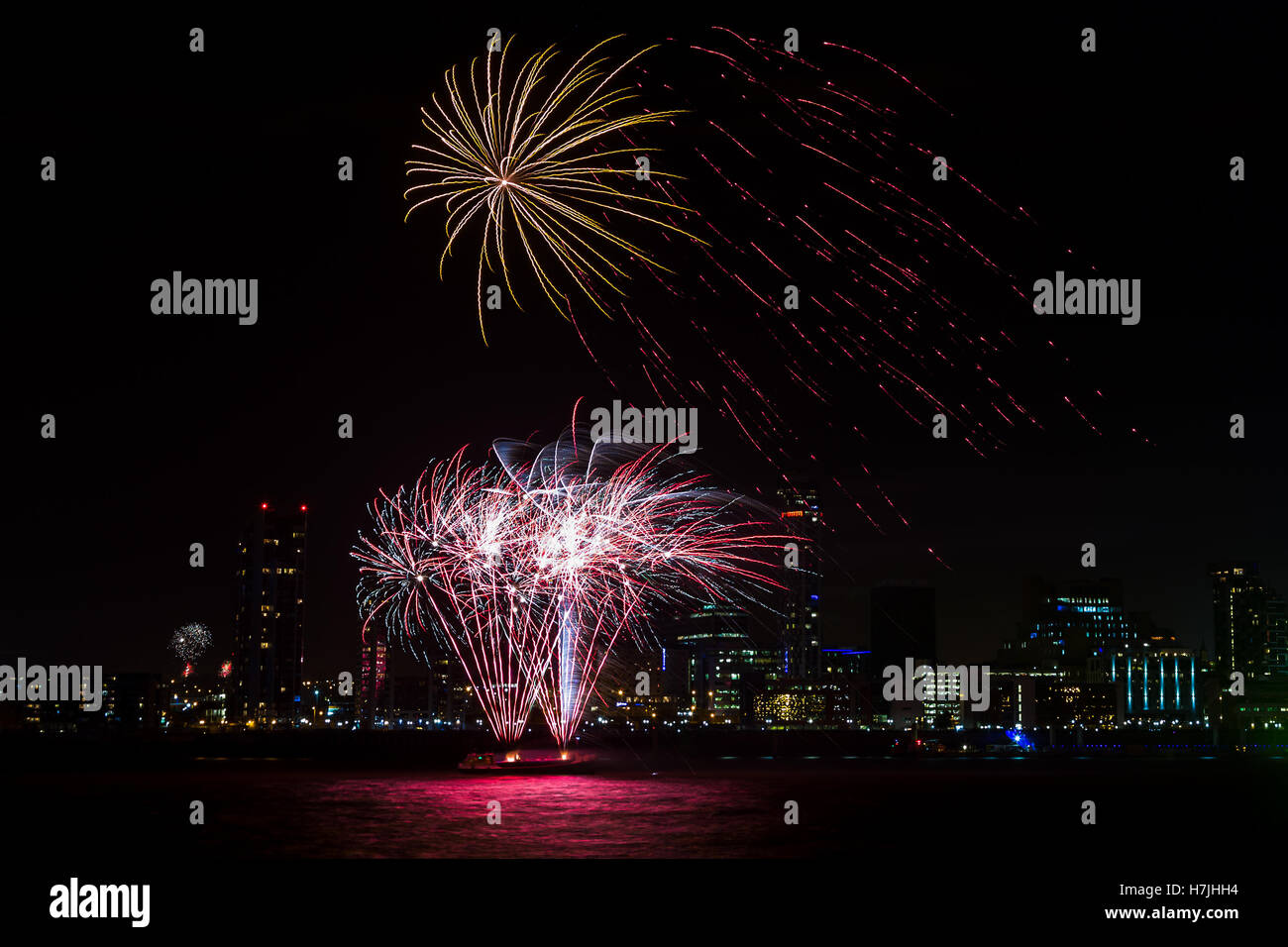 Capturés au cours de la lumière sur la rivière Bonfire Night de Seacombe sur la Péninsule de Wirral. Banque D'Images