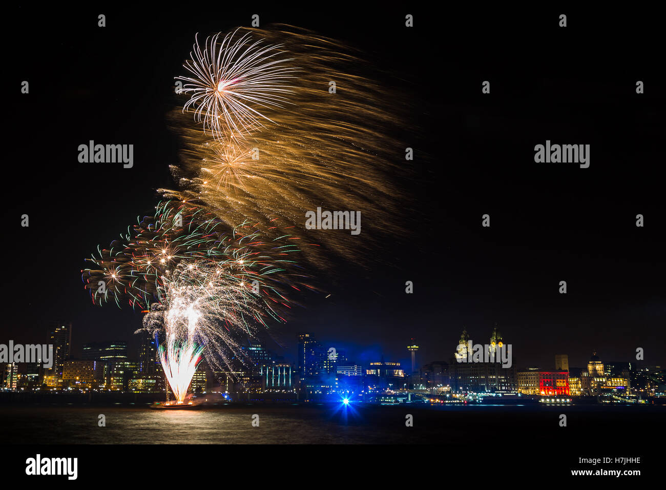 Capturés au cours de la lumière sur la rivière Bonfire Night de Seacombe sur la Péninsule de Wirral. Banque D'Images