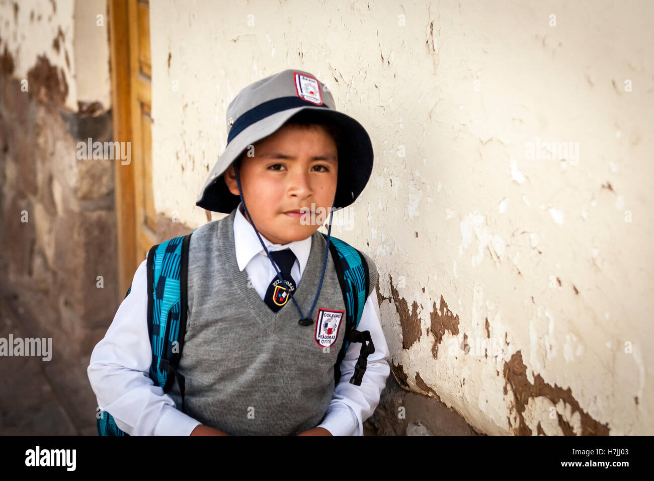 Garçon péruvien sur son chemin de l'école à Cusco Banque D'Images