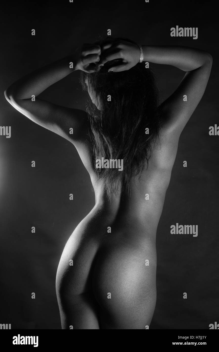 Vue arrière de sexy femme noire nue sur fond noir en noir et blanc Photo  Stock - Alamy