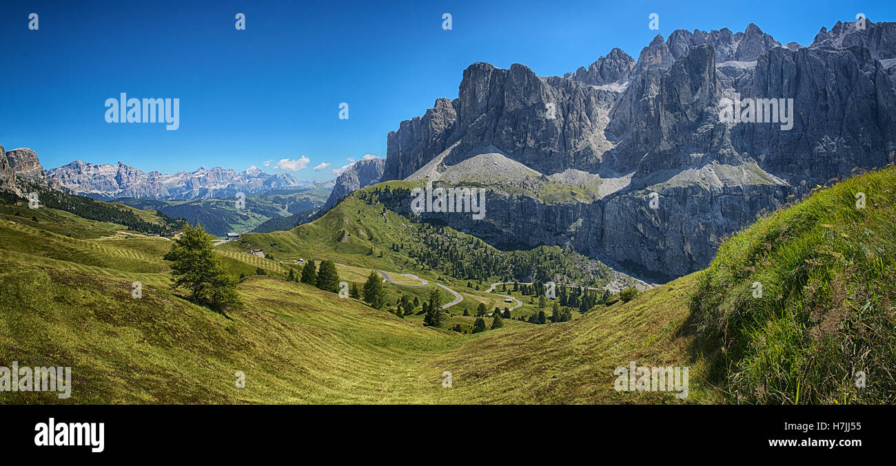 Vue panoramique sur la Sella de Dantercepies Group et les montagnes de l'Alta Badia, Dolomites, Trentino-Alto Adige, Italie Banque D'Images