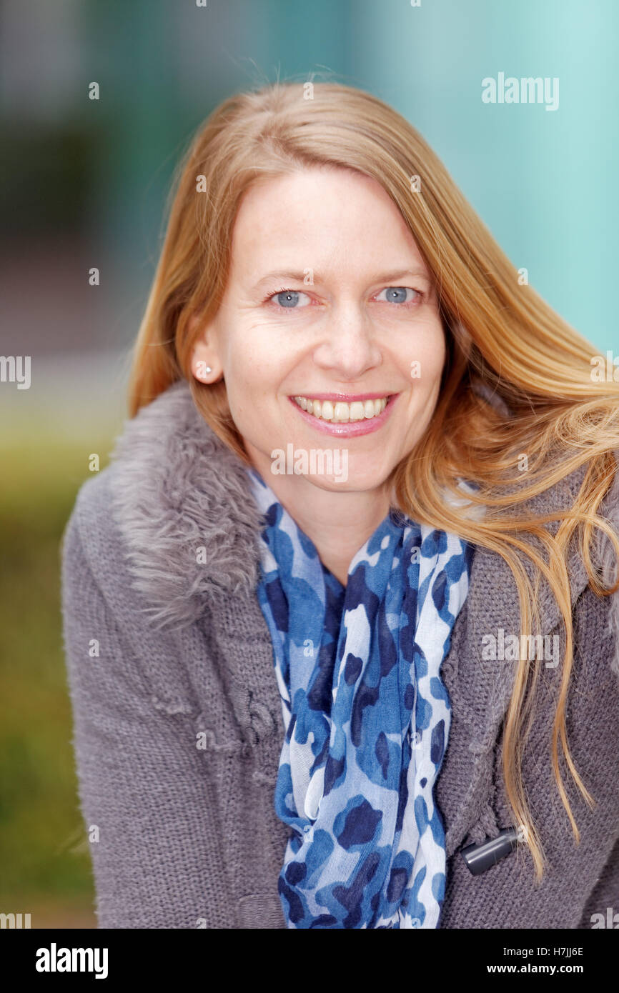 Belle femme, portrait de plein air d'automne Banque D'Images