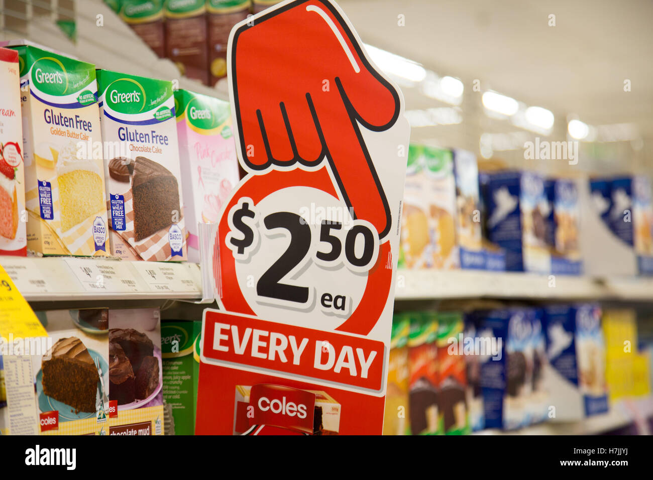 Coles supermarché à Sydney, sans gluten pour gâteau, main rouge slogan de  descendre plus bas prix,l'Australie Photo Stock - Alamy