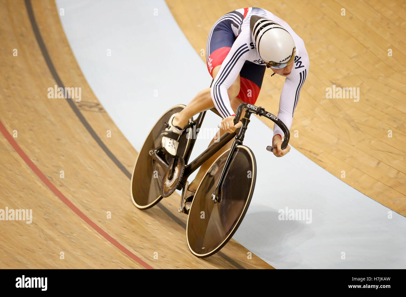 La société britannique Joe Truman sur le dernier tour dans le tour de qualification du sprint par équipes au cours de la troisième journée de la Coupe du Monde de Cyclisme sur Piste UCI au vélodrome Sir Chris Hoy, Glasgow. Banque D'Images