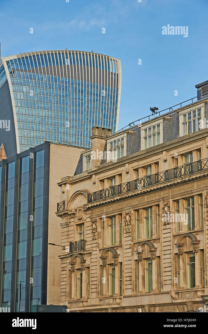 Anciens et nouveaux bâtiments forme la ligne de ciel dans la ville de Londres. Banque D'Images