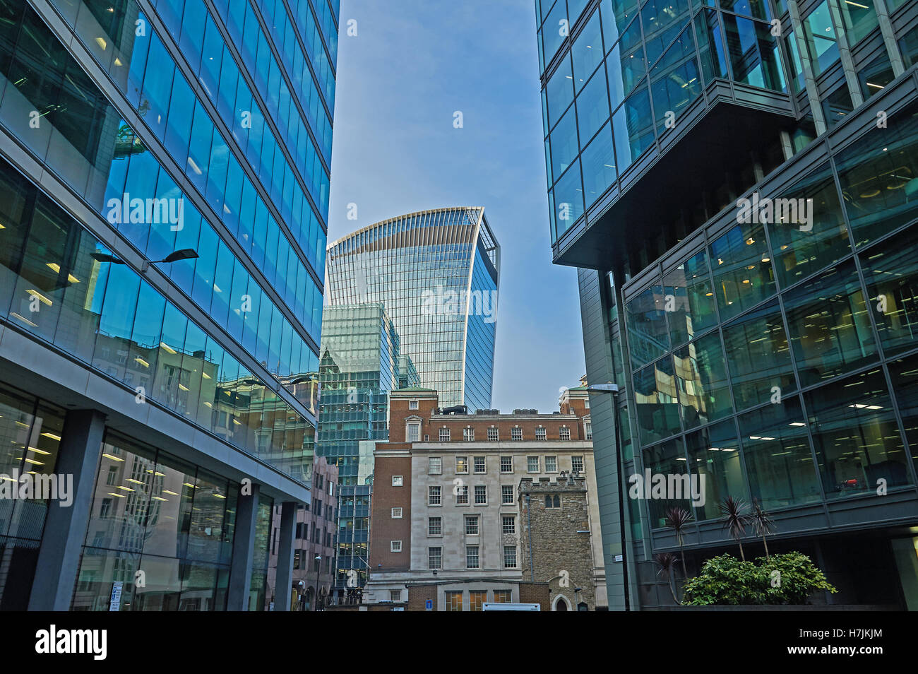 Anciens et nouveaux bâtiments forment le ciel au cœur du quartier financier de la ville de Londres. Banque D'Images