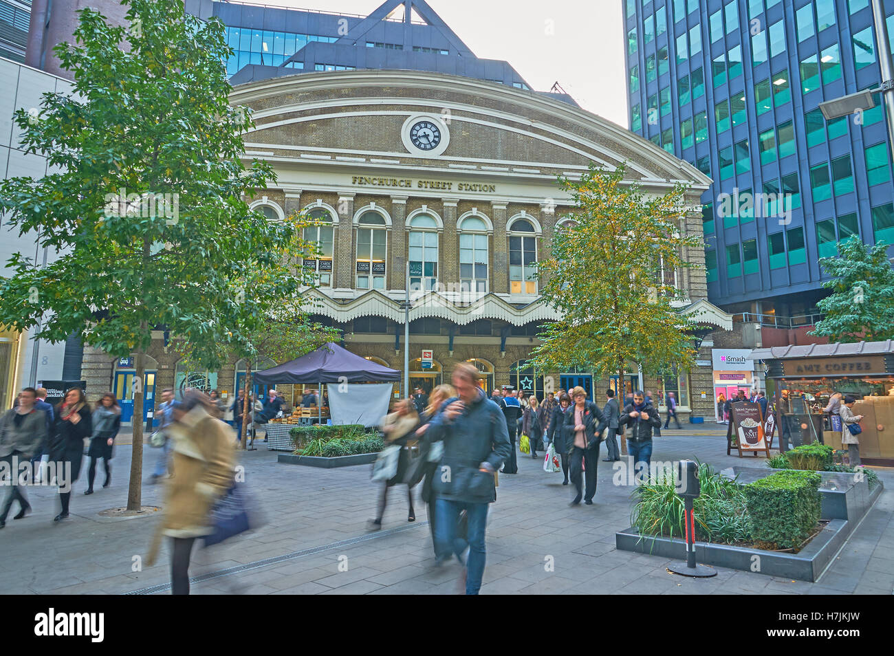 Les voyageurs quittant la gare de Fenchurch Street au coeur du quartier financier de Londres et à l'heure de pointe du matin Banque D'Images
