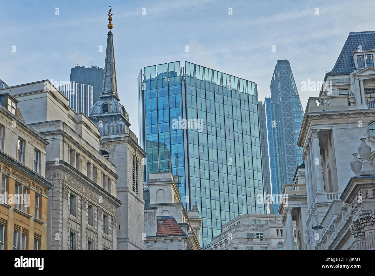 Anciens et nouveaux bâtiments forme la ligne de ciel dans la ville de Londres. Banque D'Images
