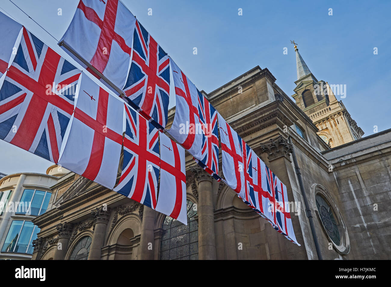 Drapeaux Union Jack et le drapeau de la ville de Londres dans une rue près de suspendu à la Guildhall Banque D'Images