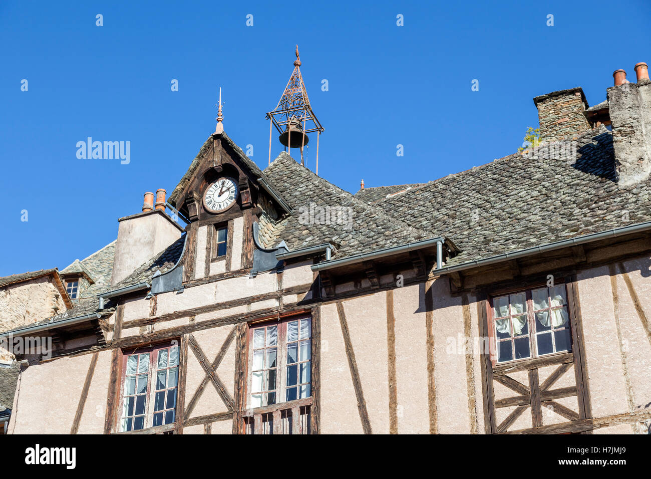 Le petit village médiéval de Conques (Aveyron - France). Il montre aux visiteurs ses anciennes maisons à colombages avec leurs toits de lauzes. Banque D'Images