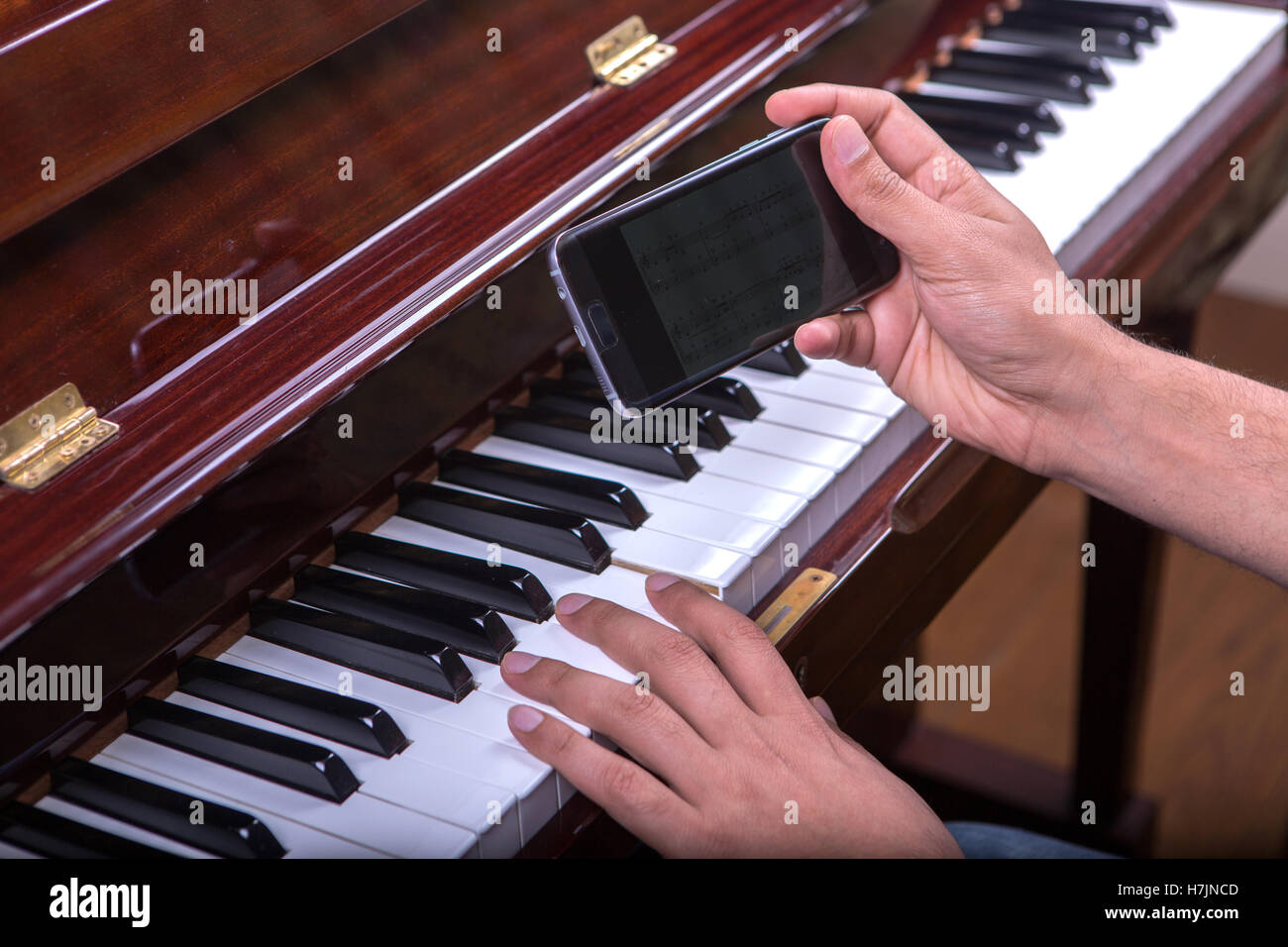 Man playing piano chanson à partir de 3 mobiles de la main droite, Banque D'Images