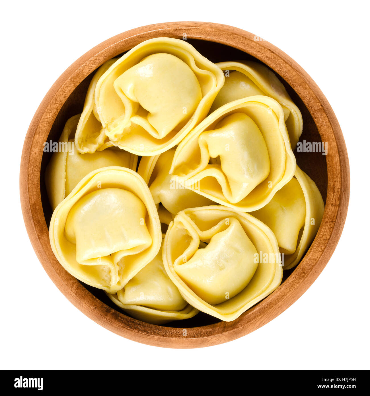 Tortelloni pâtes dans bol en bois. Peluche en forme d'anneau avec des boulettes italiennes même forme que tortellini, mais plus grande. Banque D'Images