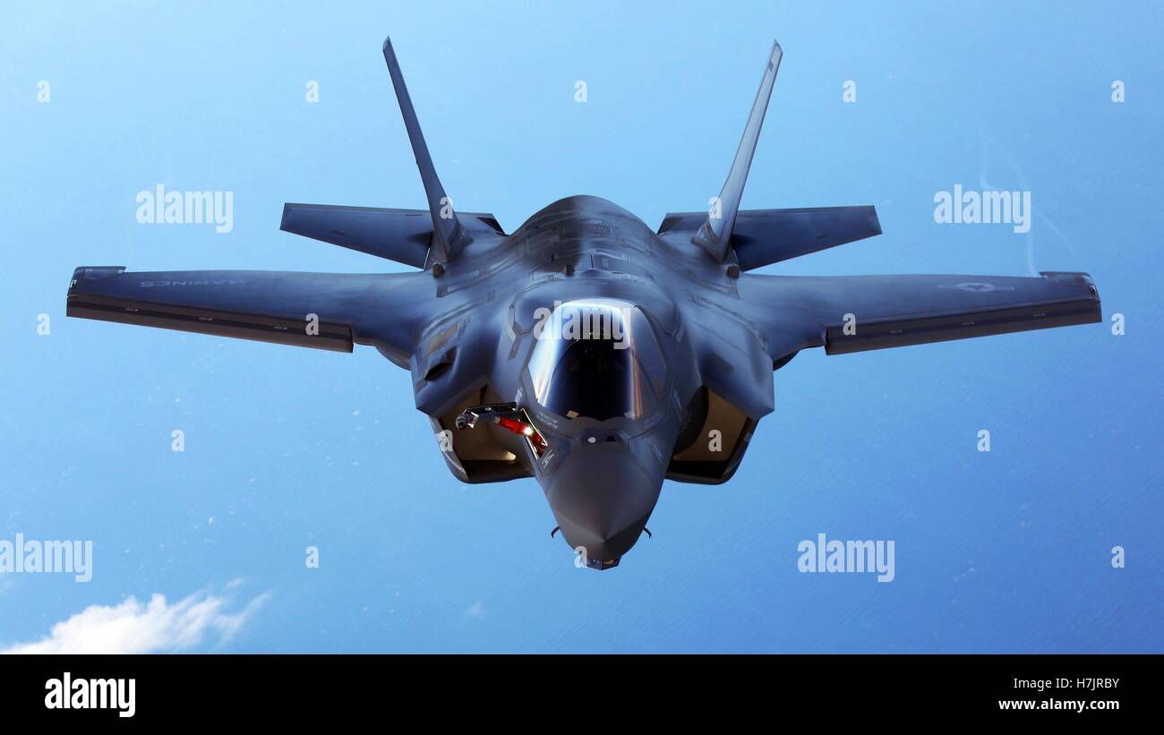 Un F-35B stealth fighter jet avion effectue des manœuvres aériennes lors d'une mission de formation 13 août 2015 sur l'océan Atlantique. Banque D'Images