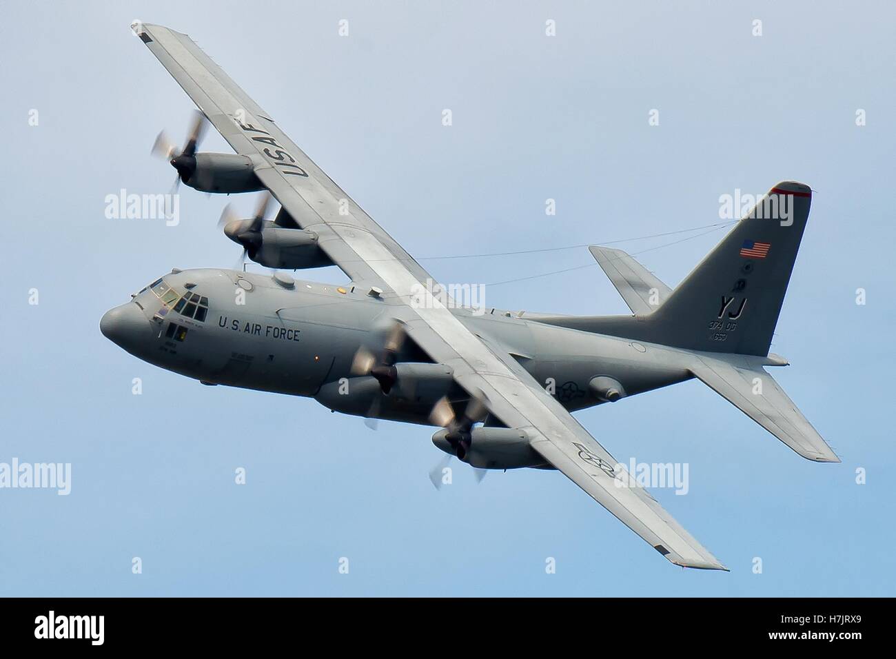 Un avion cargo C-130 Hercules en vol lors d'une mission de formation sur Yokota Air Base le 24 septembre 2013 à Tokyo, Japon. Banque D'Images