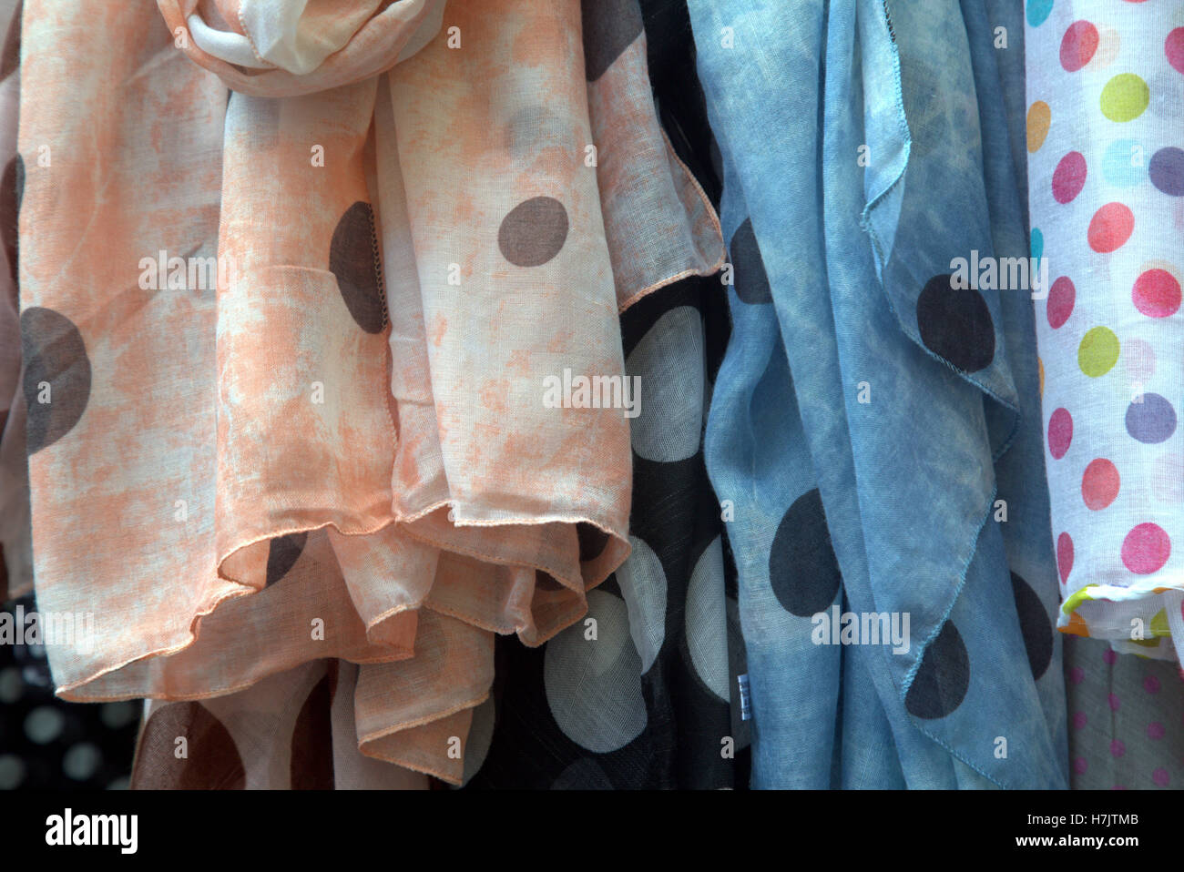 Sélection de foulards en mousseline colorée Banque D'Images