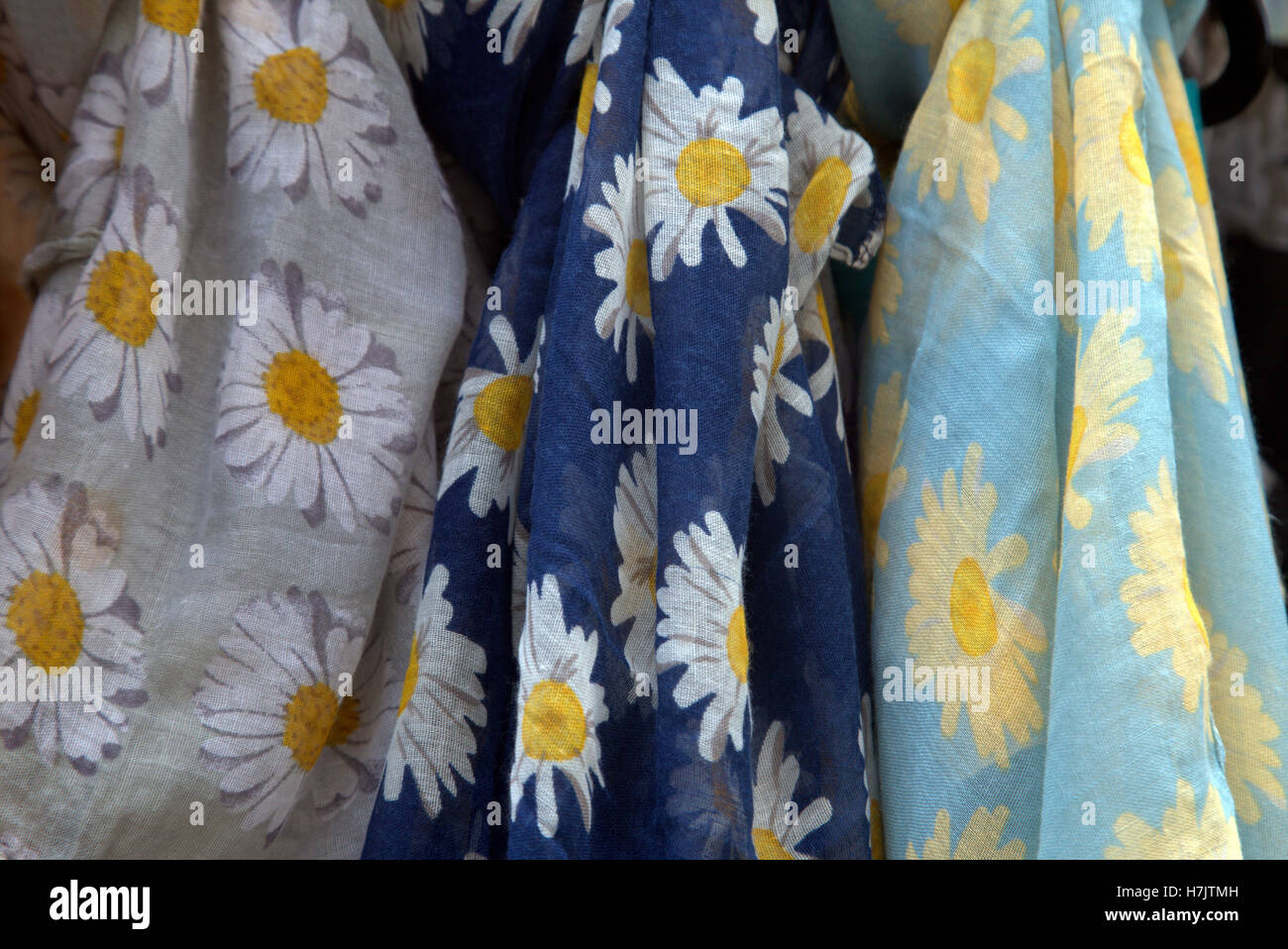 Sélection de mousseline de soie foulards colorés Banque D'Images