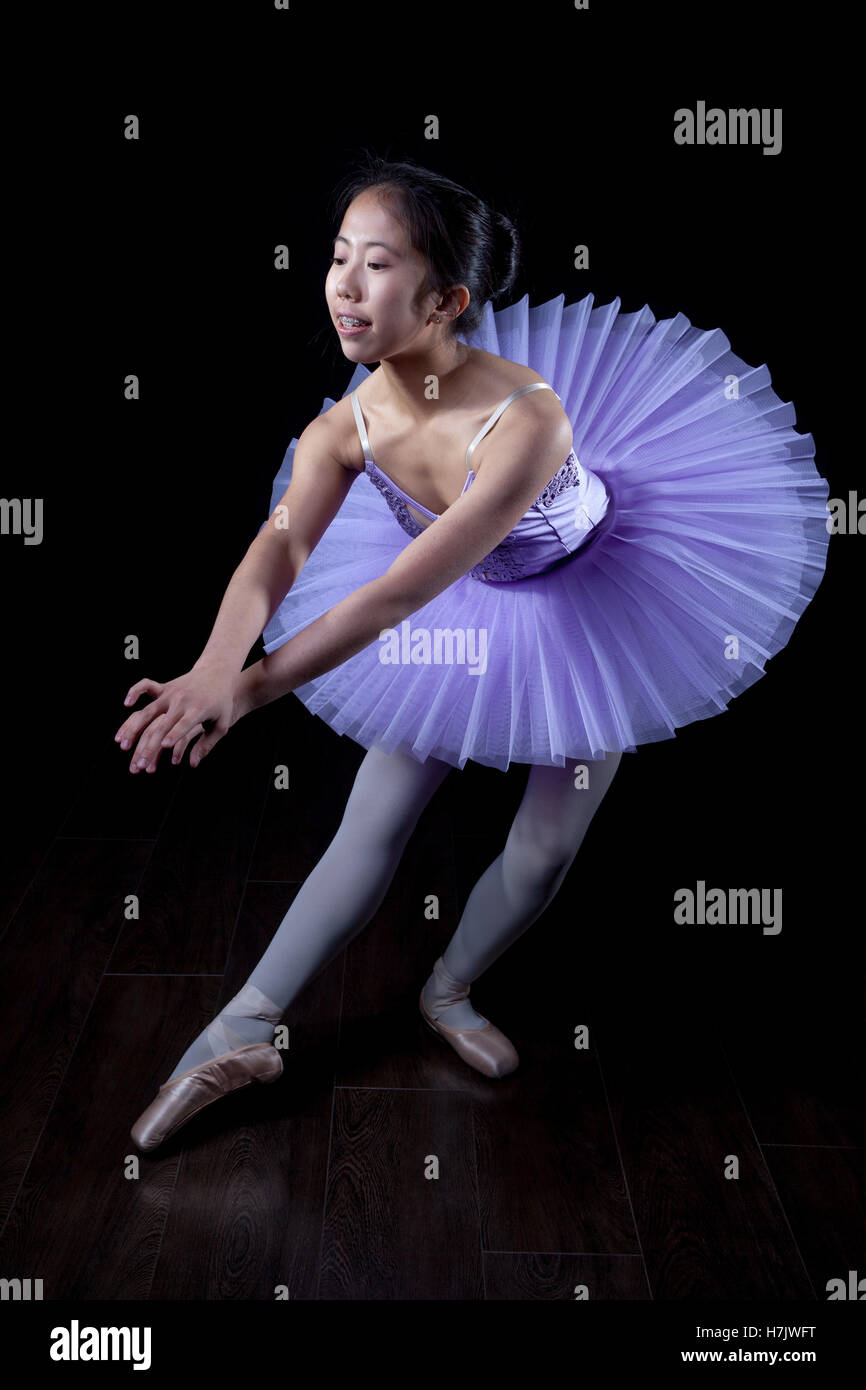 Young Ballerina portant les pointes et tutu de danse à poser. Banque D'Images