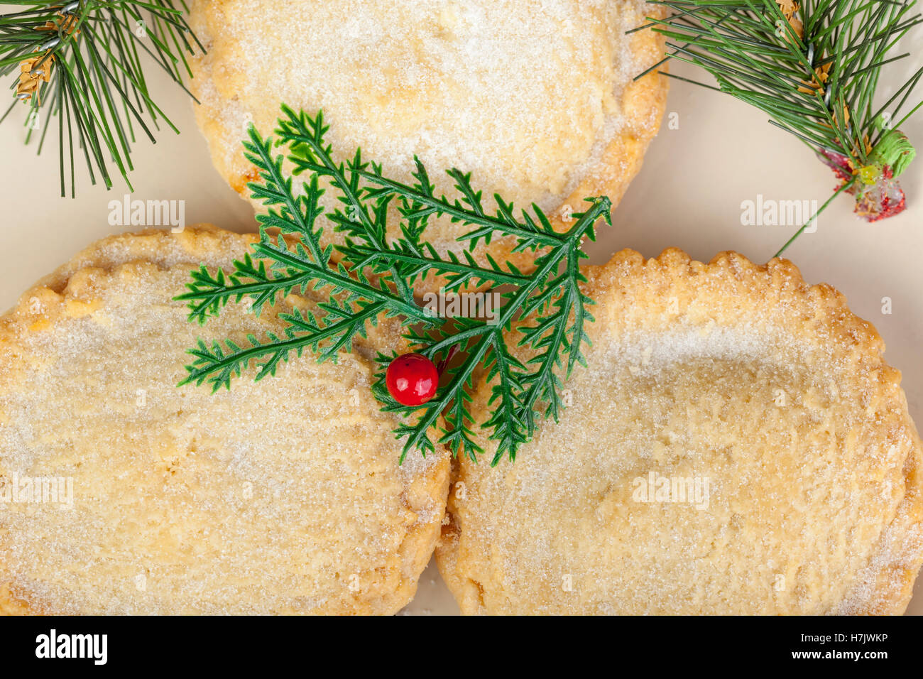 Tourné au-dessus de trois petits pâtés fraîchement cuits sur une assiette pour Noël Banque D'Images