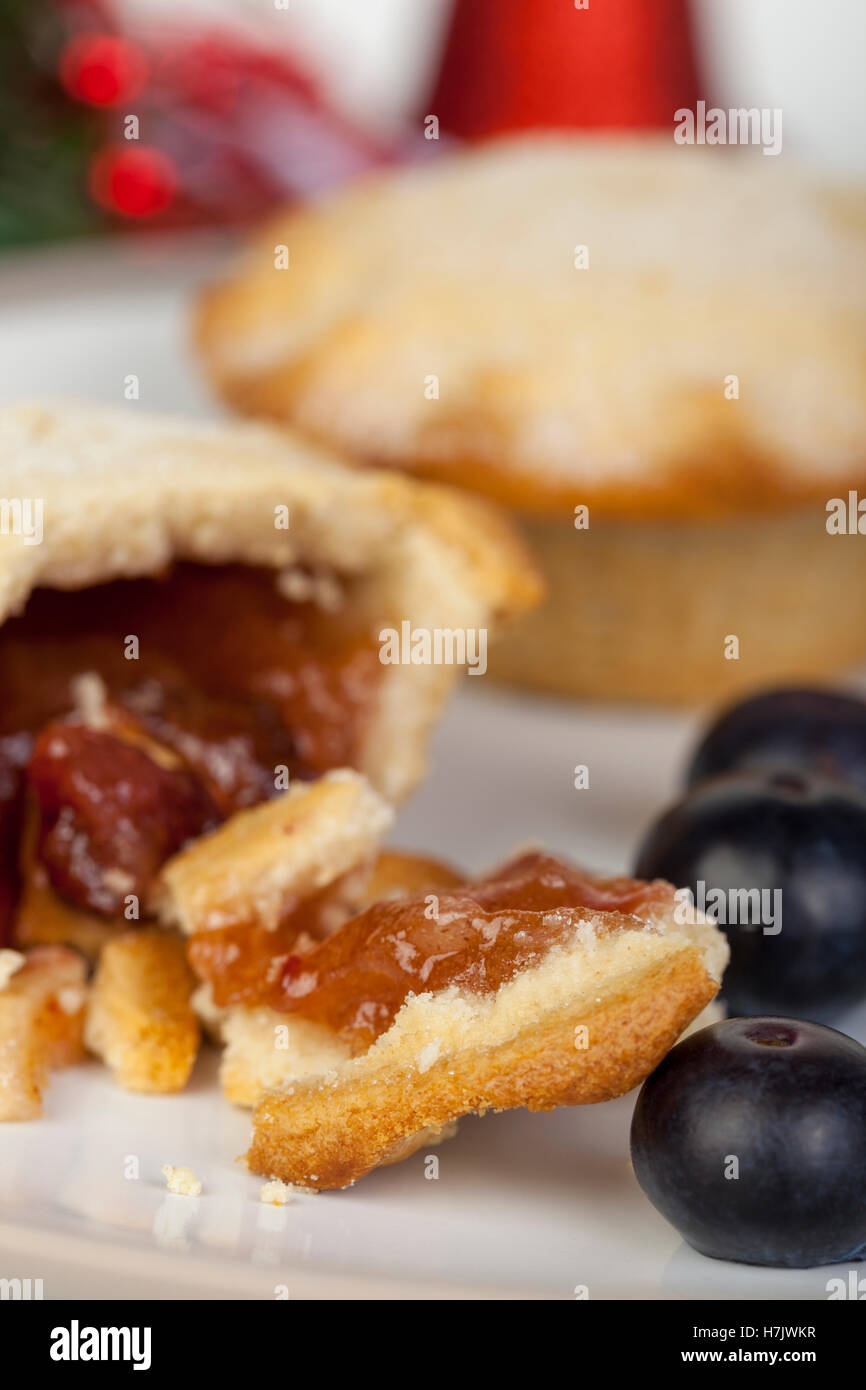 Close up portrait d'une partie mangé mince pie et de bleuets à Noël Banque D'Images