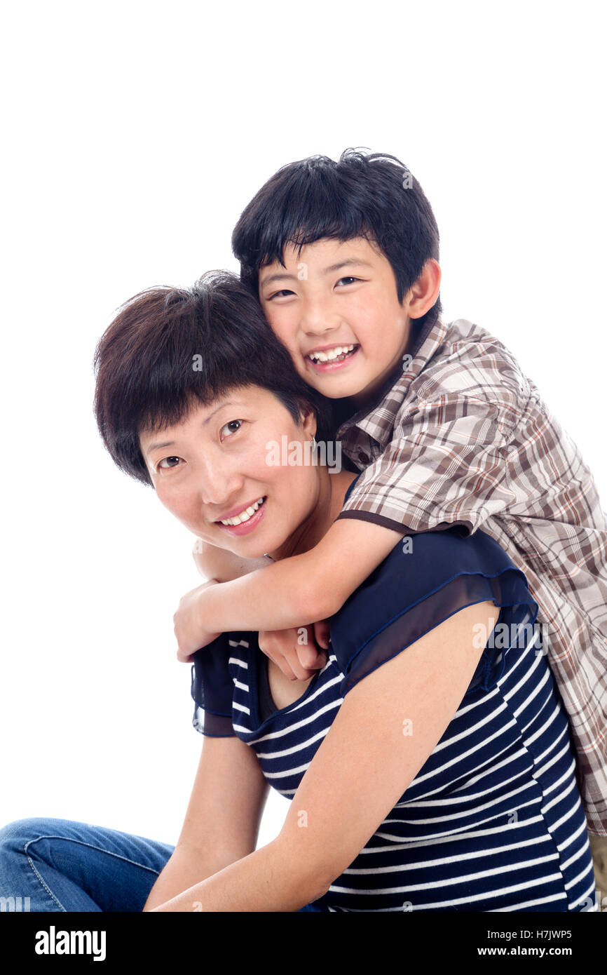 Asian boy câlins affectueux maman de poser. Banque D'Images