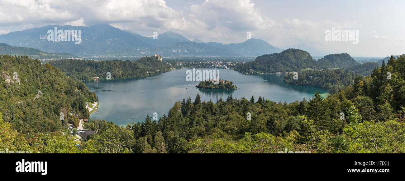 Panorama du lac de Bled, ville, château médiéval, église de l'île, et les Alpes Juliennes en Slovénie. L'un des sites pittoresques de la na Banque D'Images