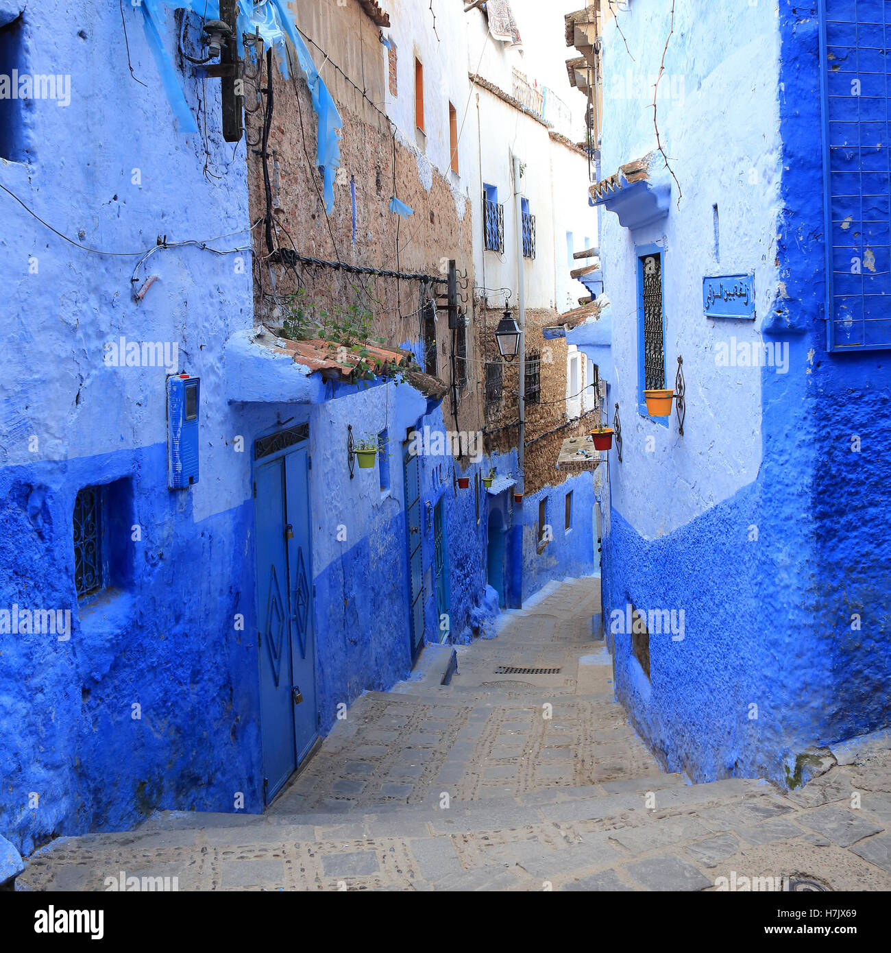 Des murs bleus des maisons dans les rues étroites de la ville bleue, Chefchaouen, Maroc. Banque D'Images