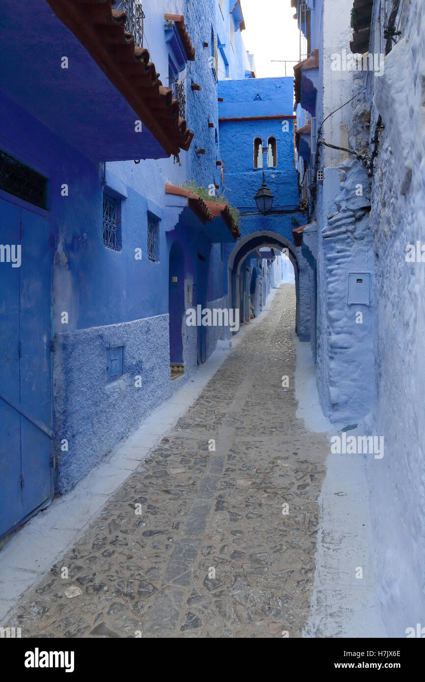 Arc bleu, les murs et la porte typique de la ville bleue, Chefchaouen, Maroc. Banque D'Images