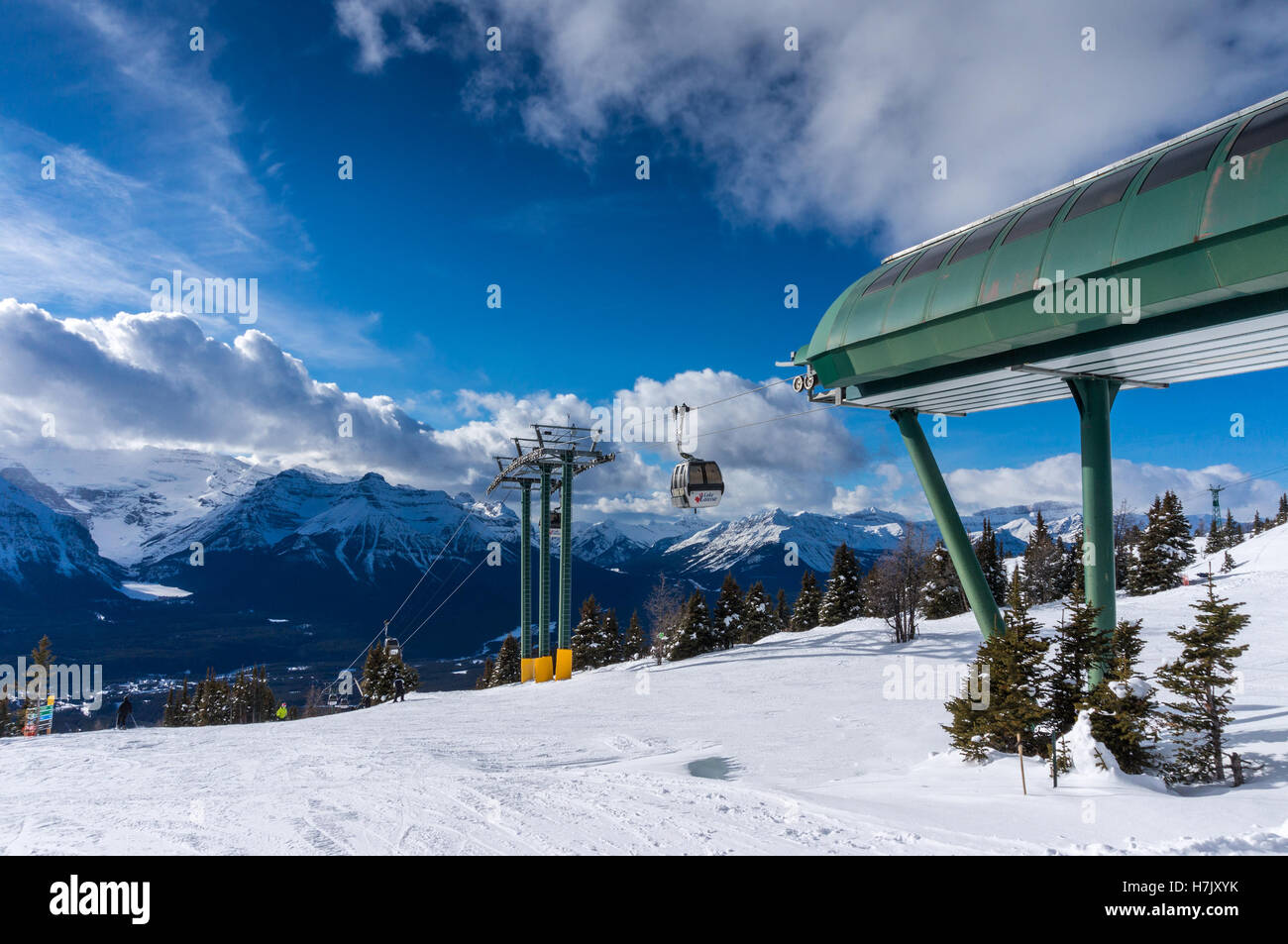 LAKE LOUISE, CANADA - Le 14 février : Les skieurs descendre les pentes au lac Louise à Banff comme monter vers le débarquement gondoles Banque D'Images