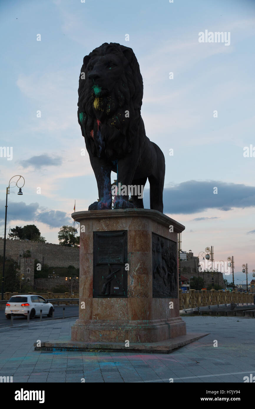 Statue de lion à Skopje a peint par des manifestations Banque D'Images