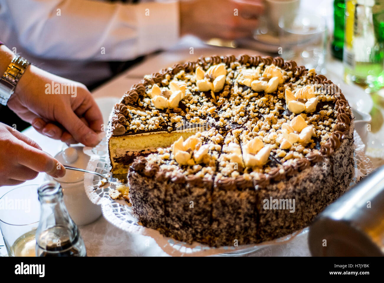 Gros Joyeux Anniversaire Gateau Avec Le Chocolat Coupe En Morceaux Photo Stock Alamy