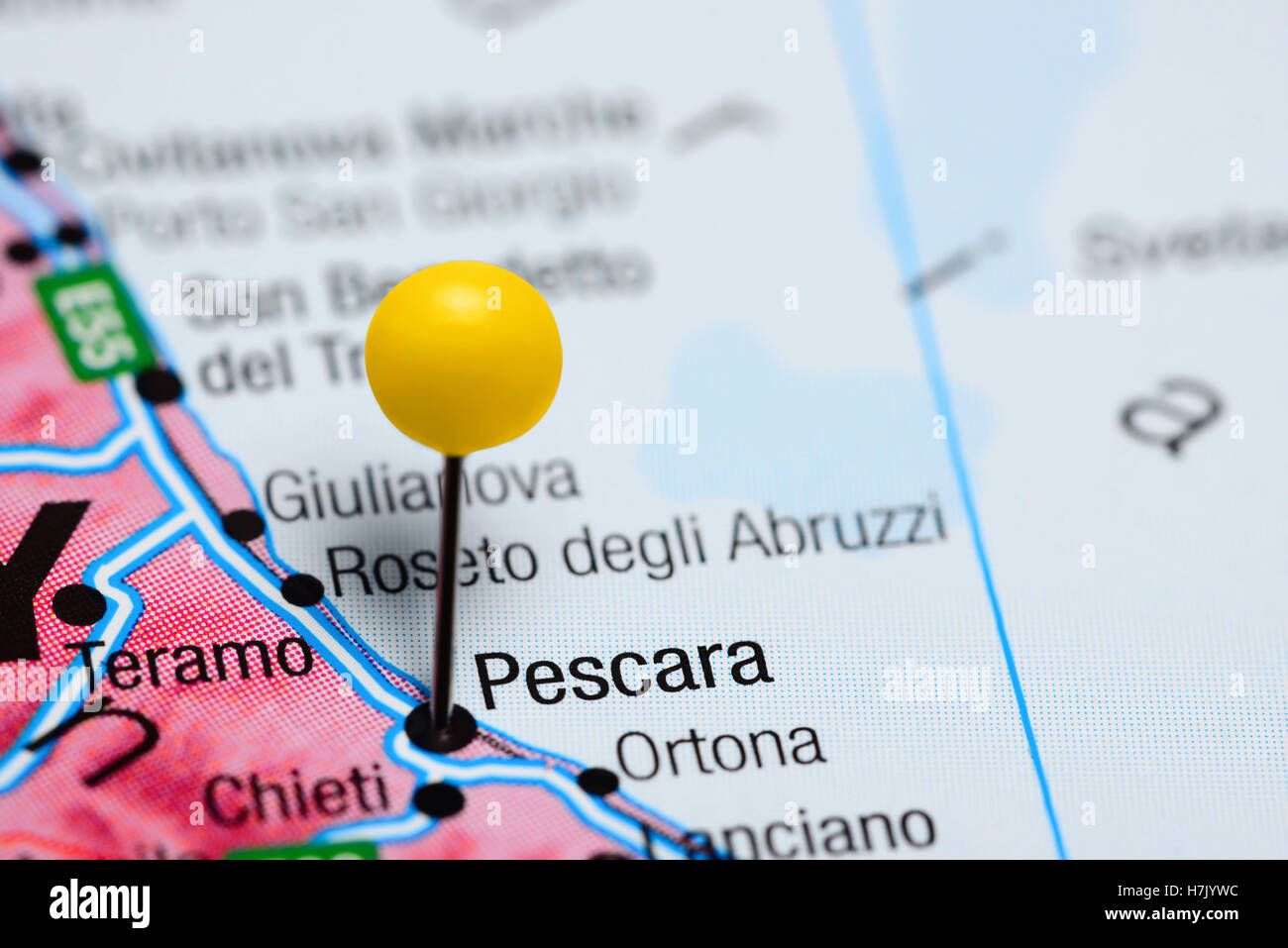 Pescara épinglée sur une carte de l'Italie Banque D'Images