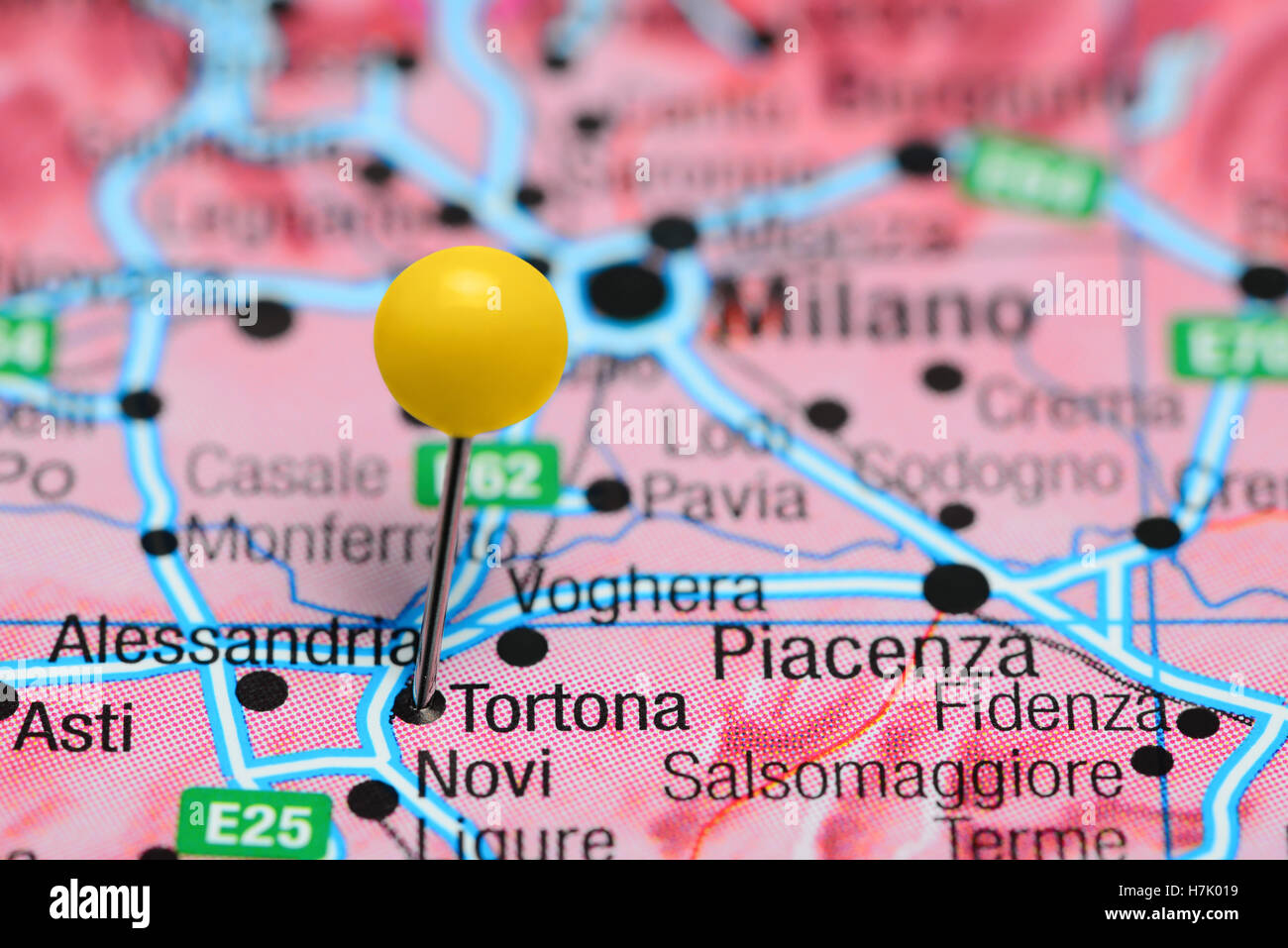 Tortona épinglée sur une carte de l'Italie Banque D'Images