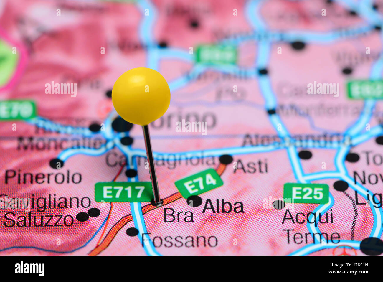 Bra épinglée sur une carte de l'Italie Banque D'Images