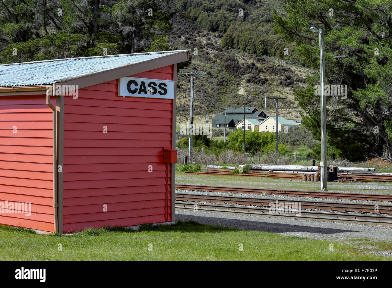 La petite halte ferroviaire à Cass, Nouvelle-Zélande. Derrière la gare, l'Université de Canterbury Station est visible. Banque D'Images