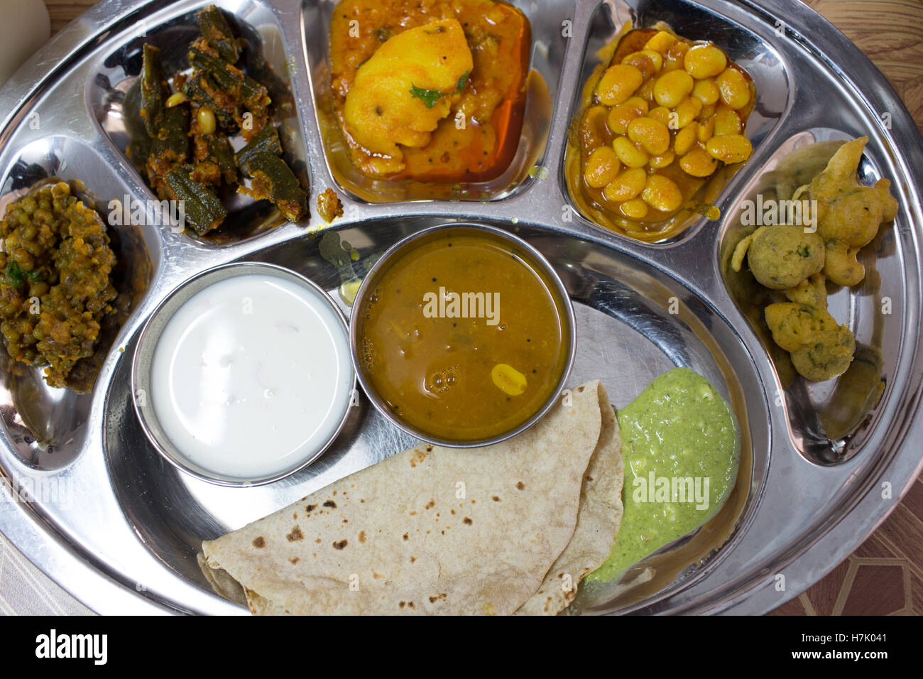 Close-up of Indian curry Thali végétarien avec un assortiment de petits bols servi dans plaque inox Banque D'Images