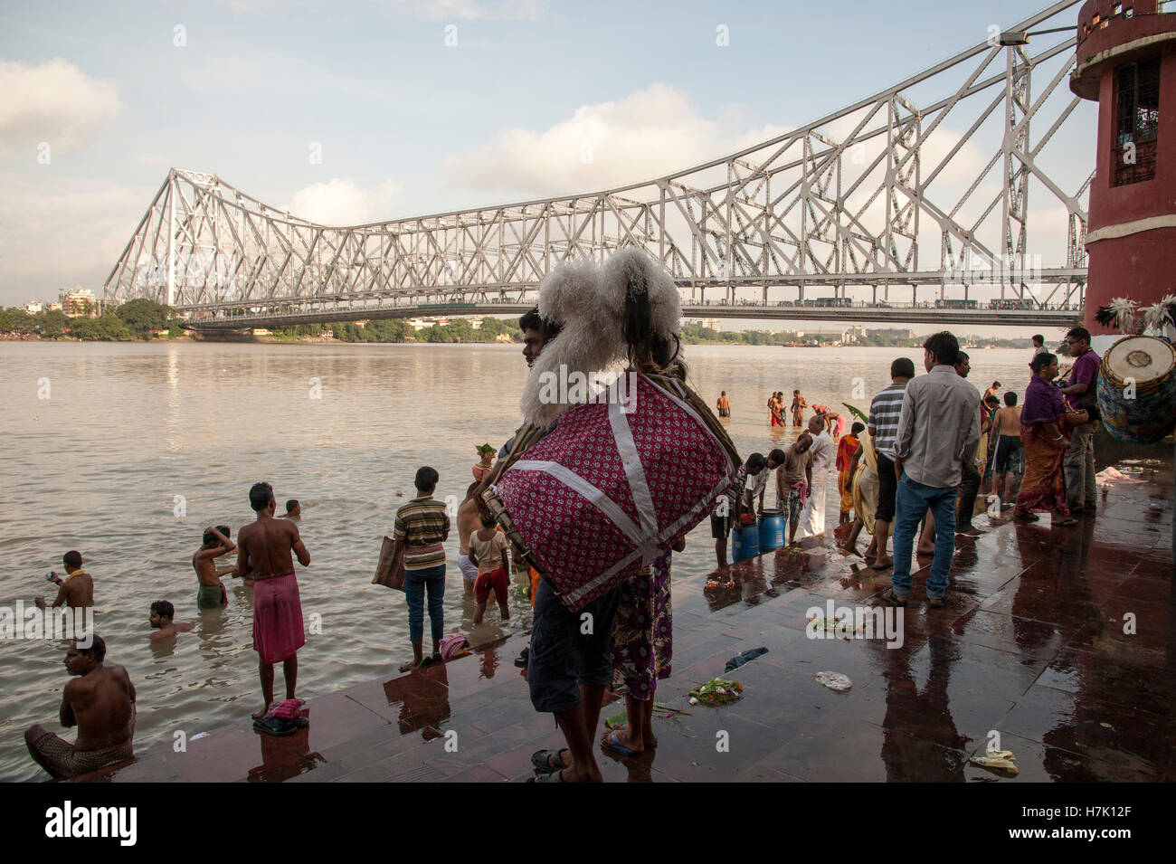 Les gens prennent un bain dans la rivière Hooghly matin près de Howrah Bridge (Rabindra Setu)à mallick ghat inde Kolkatat Banque D'Images
