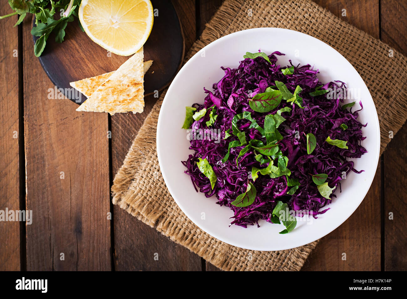 Salade de chou rouge aux herbes. Vue d'en haut Banque D'Images