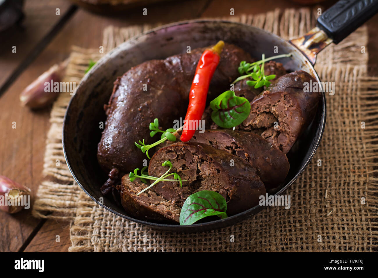 Boudin fait maison avec les abats sur le vieux fond de bois dans un style rustique Banque D'Images