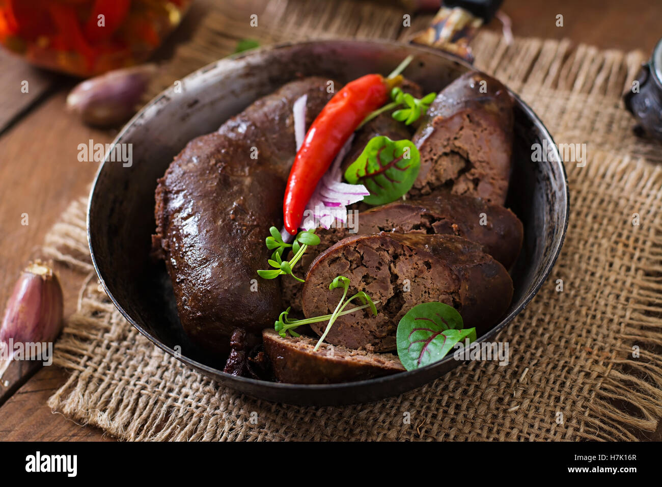 Boudin fait maison avec les abats sur le vieux fond de bois dans un style rustique Banque D'Images