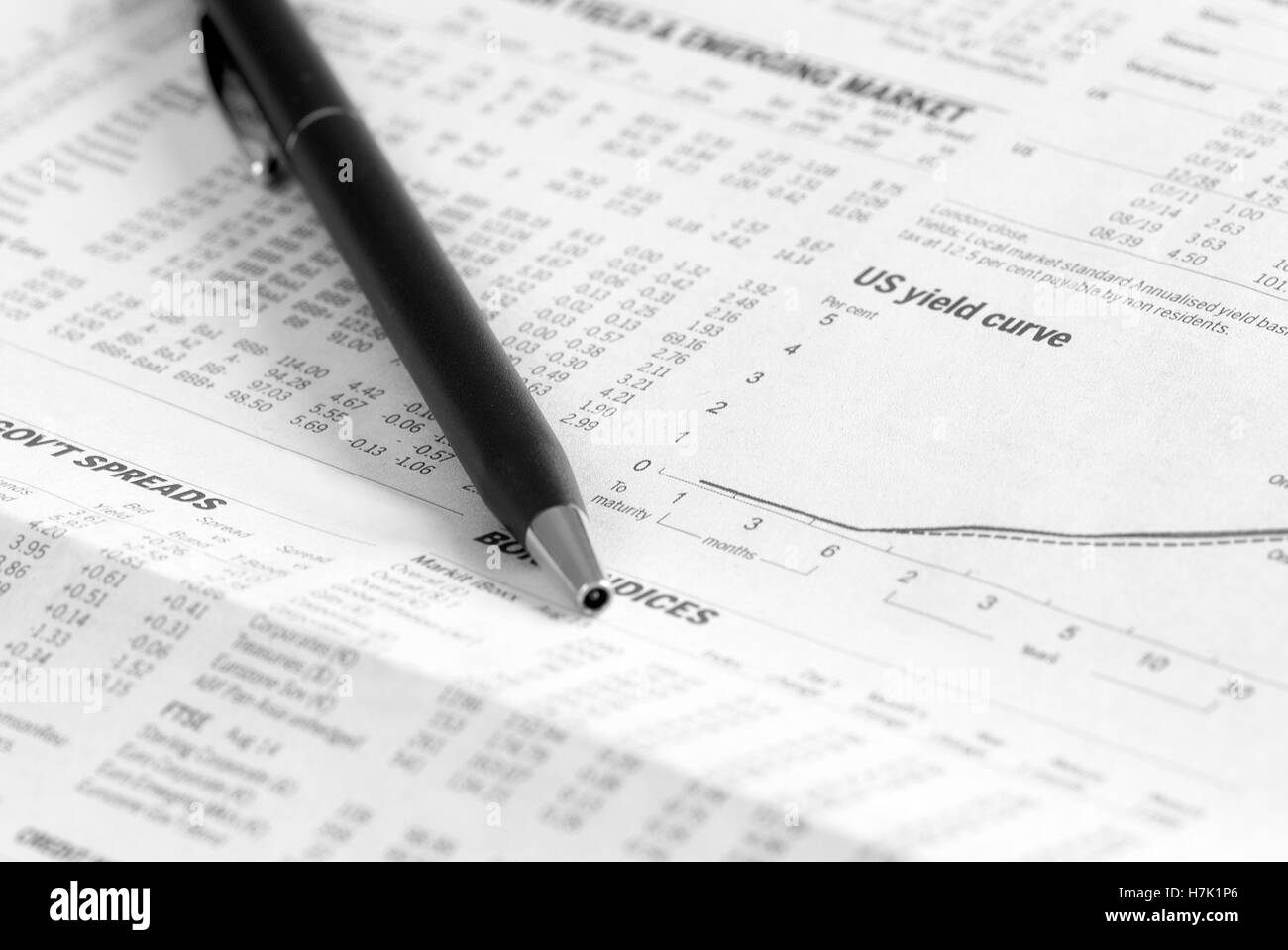 Les marchés actions Analyse de journaux des marchés financiers. Banque D'Images