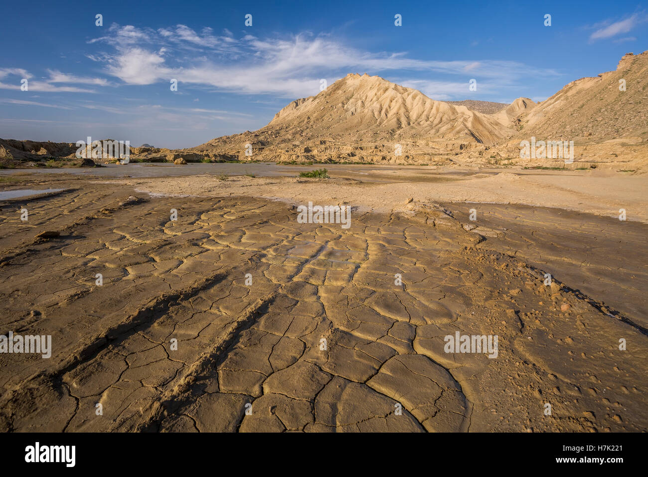 Paysage, montagne et terre craquelée à sec Banque D'Images